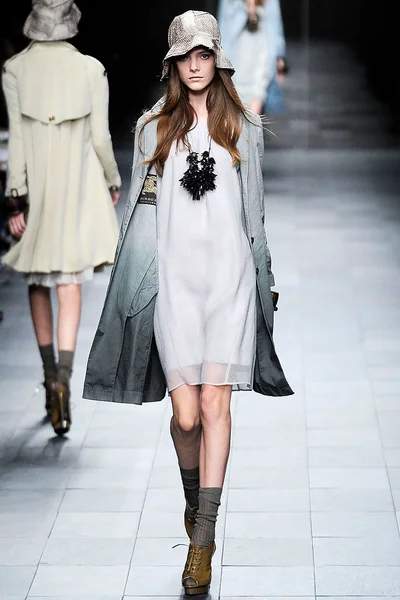 Look 16